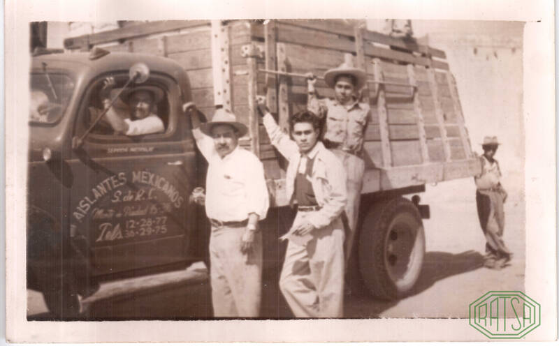 Fundadores de Aislantes Mexicanos en planta